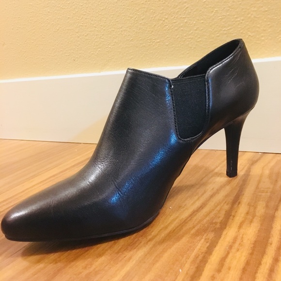 Cole Haan black heel bootie leather - Picture 2 of 4